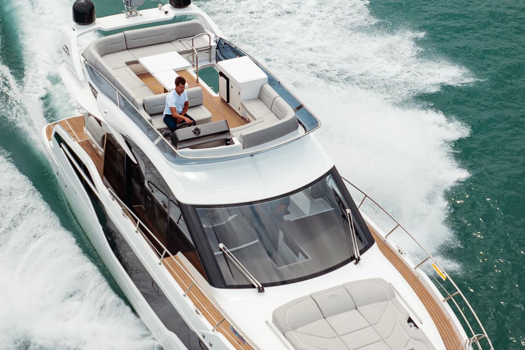 Von der Flybridge aus hat der Fahrer einen super Blick in die Ferne. Die solide Reling gibt Bewegungssicherheit