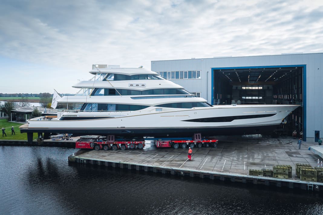 "Big Fisher": Shipyard gate open for the Vripack design. Deck number six and the hardtop are first installed outside on the aluminium superstructure of the 52-metre boat