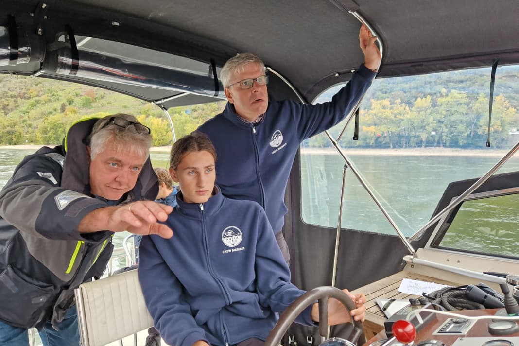 Ausbilder Christian Zaloudek (links) gibt sein Wissen an die Kursteilnehmer weiter