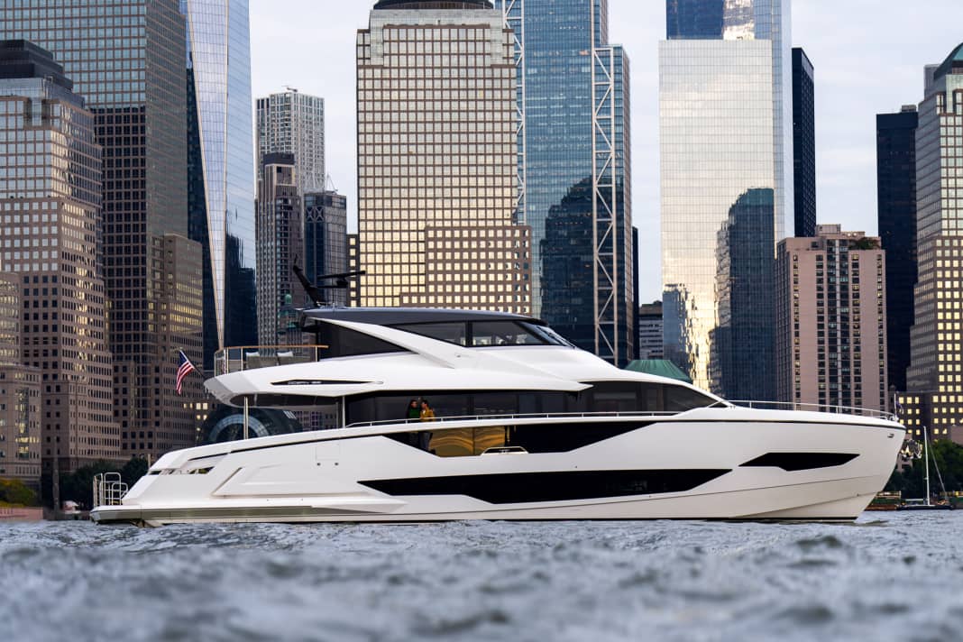 The British are also regular guests in the Rhine metropolis and value their loyal customers from the DACH region. They have the 27.10 metre long displacement format Sunseeker Ocean 182 with them...