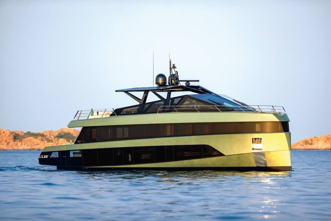 Kraftvoller Auftritt: Die 23,99 Meter lange WHY150 legt mit einem Innenraumvolumen von 150 Gross Tons ab und bietet Gästen dank riesiger Fensterpaneele ein aufregendes Raumgefühl mit maximaler Nähe zur Natur