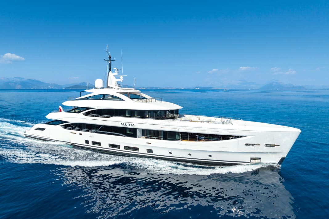 Streamlines: The almost 50 metre long steel-aluminium displacer runs at up to 15 knots. The RWD designers focussed on glass fashion plates and proximity to the Oasis series