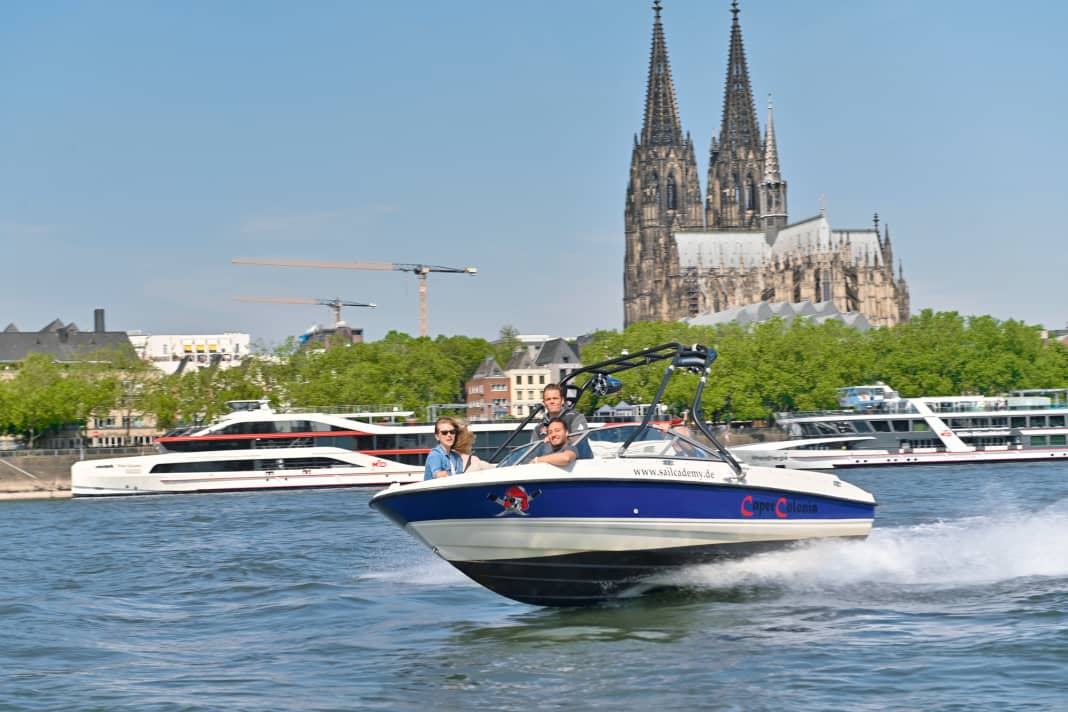 Let's go to the cathedral in Kölle: Our chartered Bayliner in front of perhaps the most famous church building in Germany