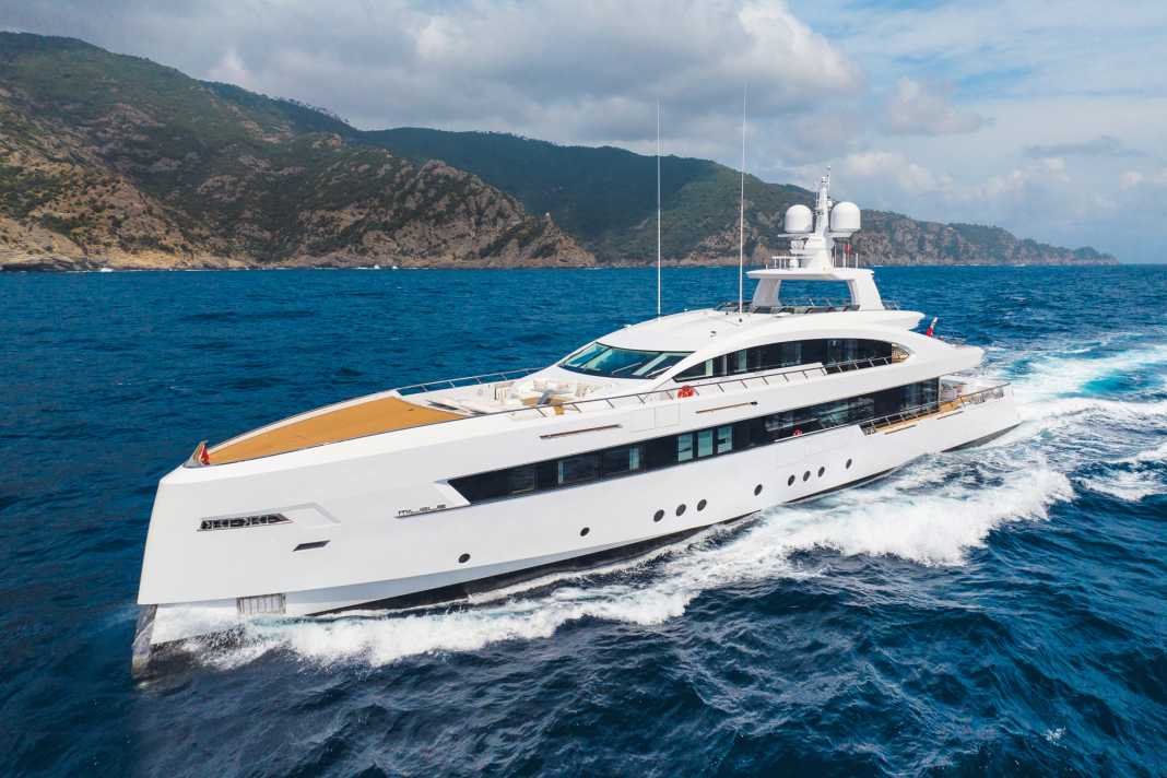 Überraschend: Royal Hakvoort setzte ein coupéhaftes Design von Omega Architects um und integrierte Explorer-Kapazitäten, etwa ein U-Boot im Vorschiff