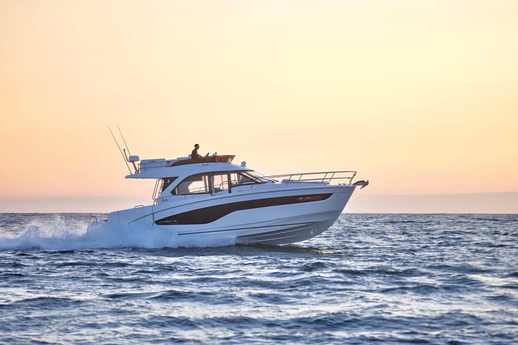 Die Beneteau Antares 12 im Sonnenuntergang. Gut zu sehen: Die großen Rumpffenster