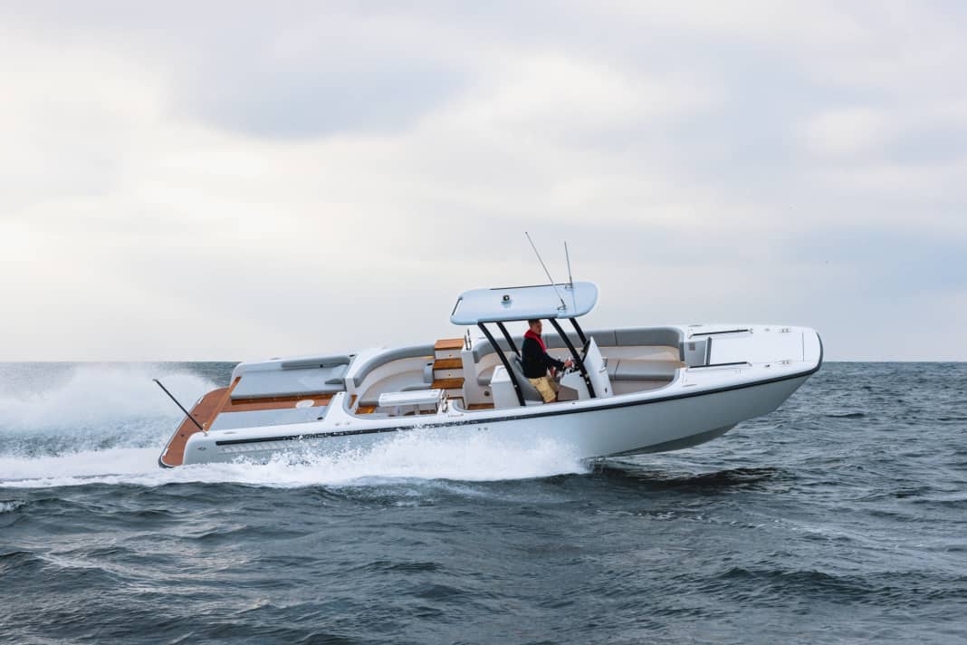 Beach Lander: Cockwell's ten-metre dinghy transports twelve "Renaissance" guests at speeds of up to 38 knots. The landing platform extends electrically