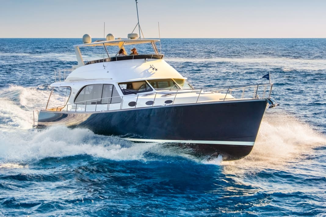 Gute Reise: Je nach Antriebsvariante sind  34 Knoten machbar. Das stärkere Volvo Penta  IPS-Paket liefert dazu eine Reichweite von  933 Seemeilen – bei 21 Knoten