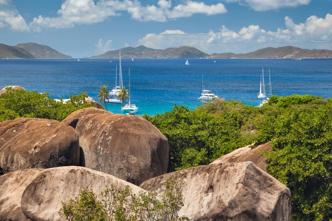 Ankerlieger vor The Baths auf Virgin Gorda, im Hintergrund dieHauptinsel der British Virgin Islands: Tortola