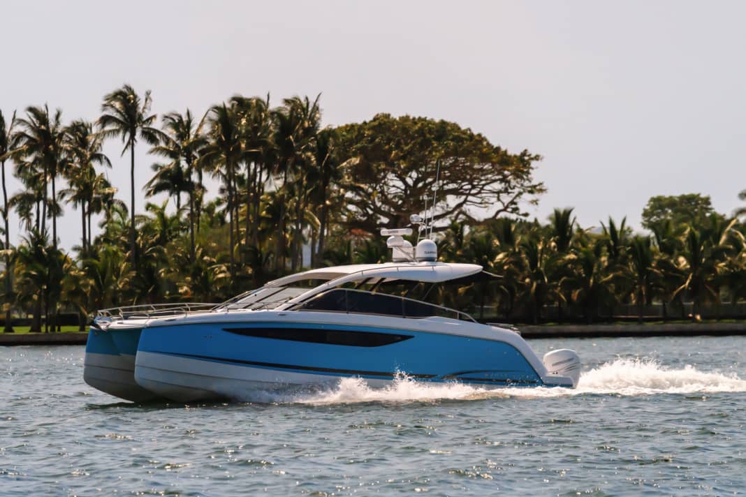 If you put the lever on the table, the Four Winns reaches 28.9 knots