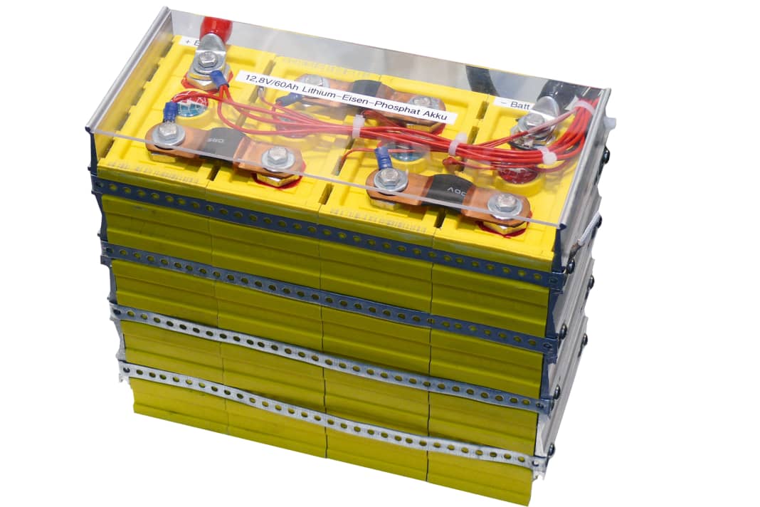 Celle prismatiche: La maggior parte delle batterie al litio ferro fosfato contiene celle rettangolari e offre un buon utilizzo dello spazio. A seconda del modello, le celle sono racchiuse in un sottile involucro di alluminio o plastica.