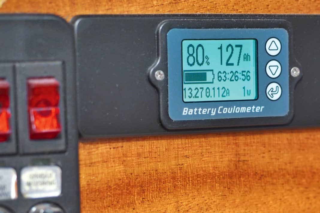 External battery monitor: If the settings can be adapted to Life batteries, a battery monitor indicates the state of charge independently of the BMS. A lead programme does not really fit, but with a charge factor of 100 percent and a Peukert coefficient of 1.0, it can still work in practice