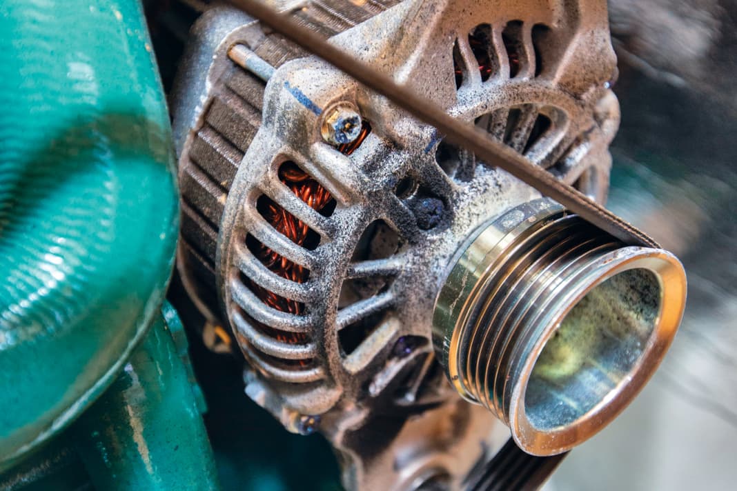 Power driver: In lithium systems, the alternator and V-belt are subject to high demands. The batteries draw the nominal current of the alternator practically all the time. The charging current can be limited with a battery-to-battery charger so that there are no temperature problems