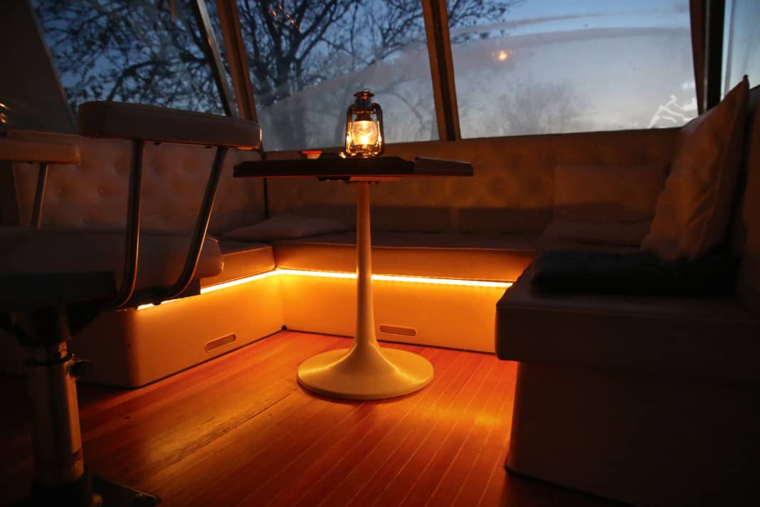 Beautiful light is no problem for incandescent lamps, but electricity consumption is very high. LEDs also provide warm light - and save electricity