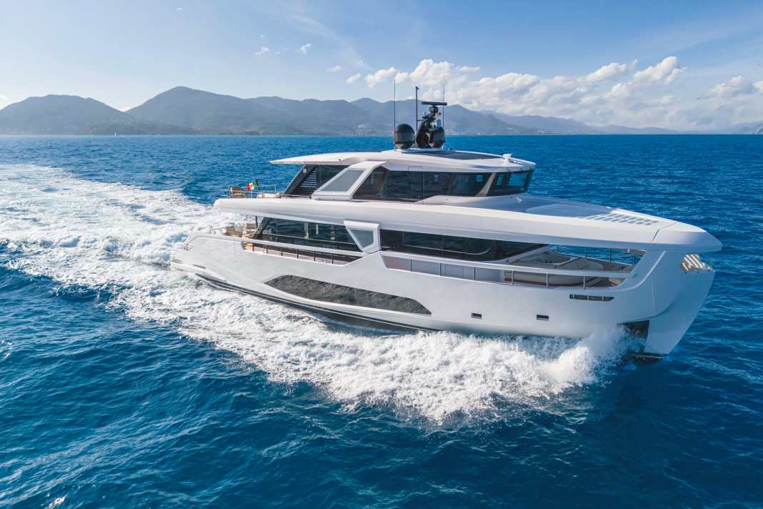 Infynito 90: The 26.97 metres travel with MAN V12 engines. Depending on the power selected, top speeds of up to 22 knots are possible