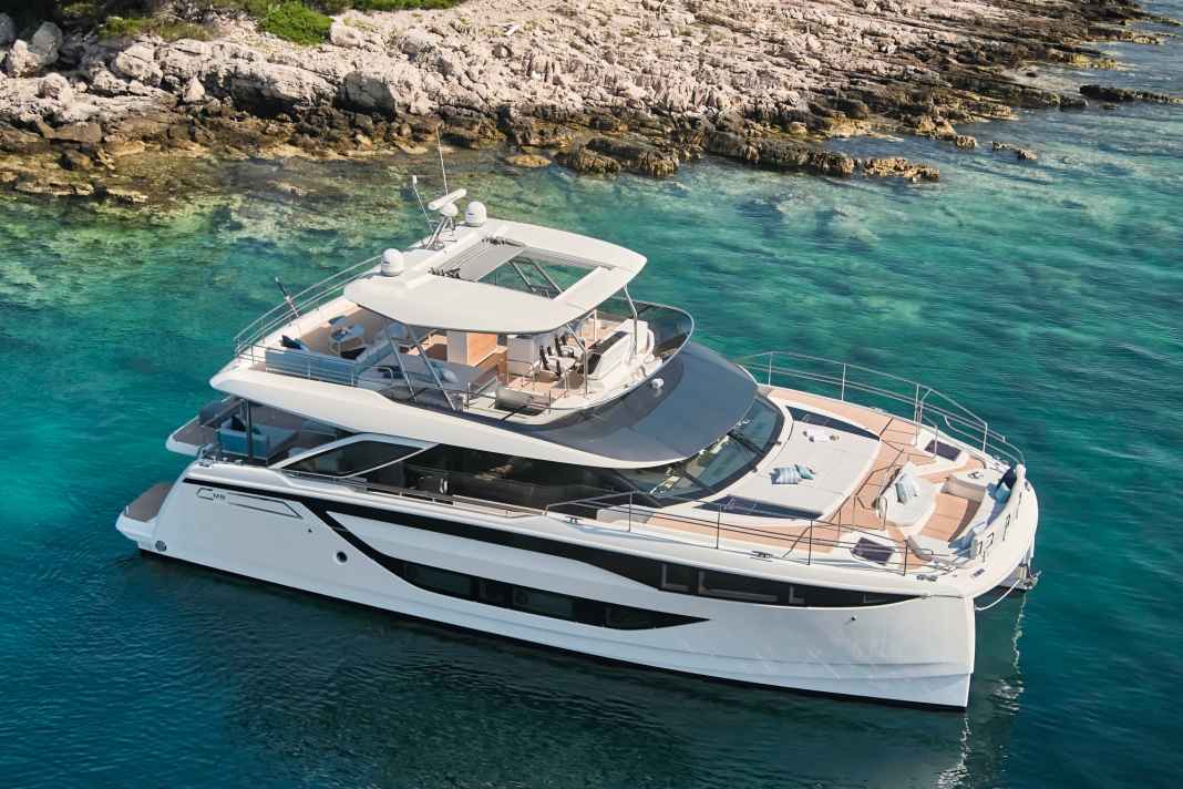 Prestige M8: Ein Jahr  nach der M48 kommt das Flaggschiff der M-Linie,  die knapp 20 Meter  lange Schwester. Die  Decksflächen sind enorm, allein die Flybridge misst  50 Quadratmeter