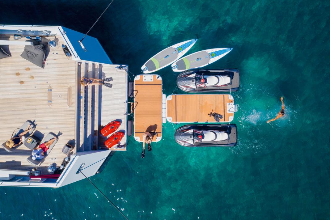 Aire de jeux : qui a besoin d'une plage ? À l'arrière du "Preference 19" (Tansu, 2011), long de 36 mètres, jusqu'à dix passagers souhaitent passer chaque minute de leur temps libre.