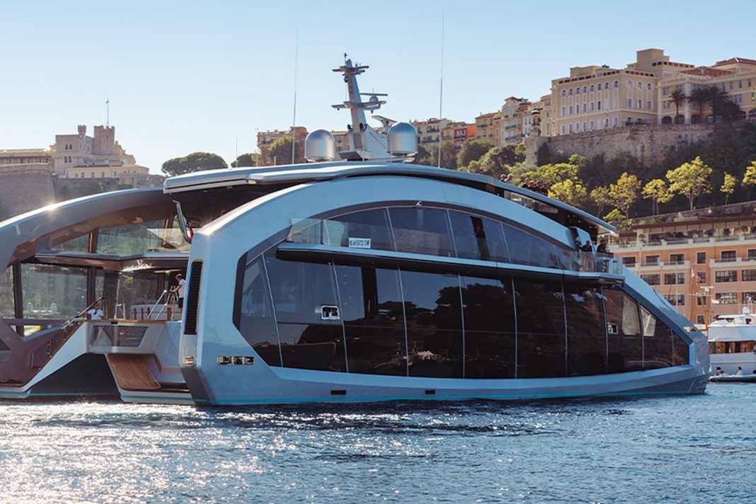 Tecnomar installed 600 square metres of glass, which becomes less and less towards the bow