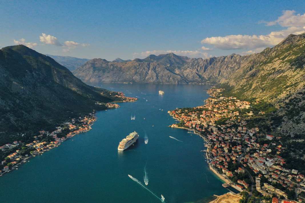 Eine der schönsten Ansichten Montenegros: Blick von Süden auf die Bucht von Kotor mit dem gleichnamigen Ort auf der rechten Seite