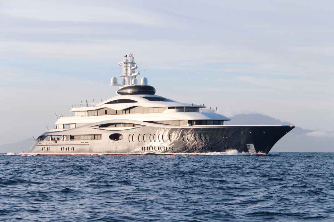 „Launchpad“: Die 118-Meter-Feadship entwarf Espen Øino für einen Russen. Die kugelförmige Observations-Lounge nutzt nun Mark Zuckerberg