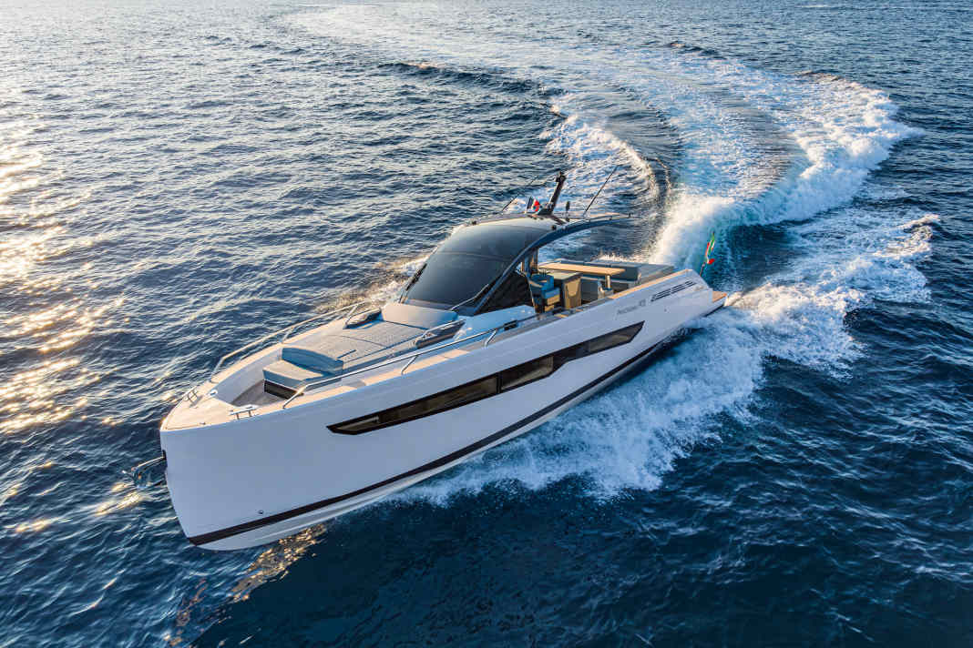 Auch bei über 25 Knoten fährt sich die Seawalker 43 Panorama ohne Probleme. Selbst bei enger Kurvenfahrt und Welle