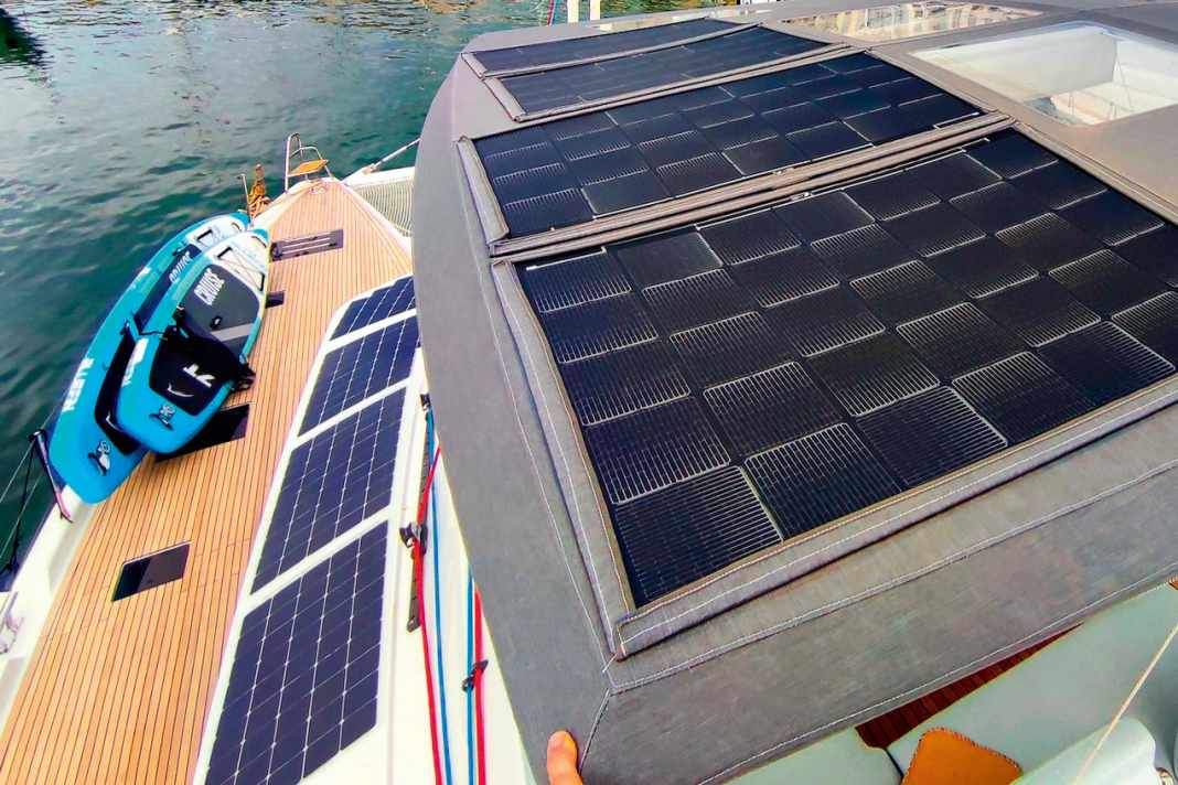 Solarmodule auf einem Katamaran