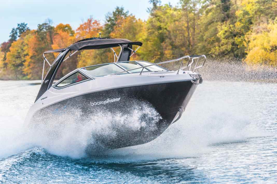 Thanks to the deep V-hull, the 242 GTC has good rough water characteristics