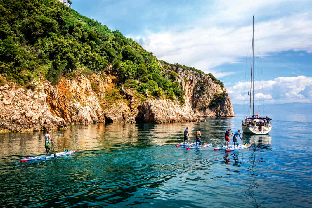 Some SUP boards are even suitable for longer day trips. Here we go - with a boat escort - along the coast of Istria