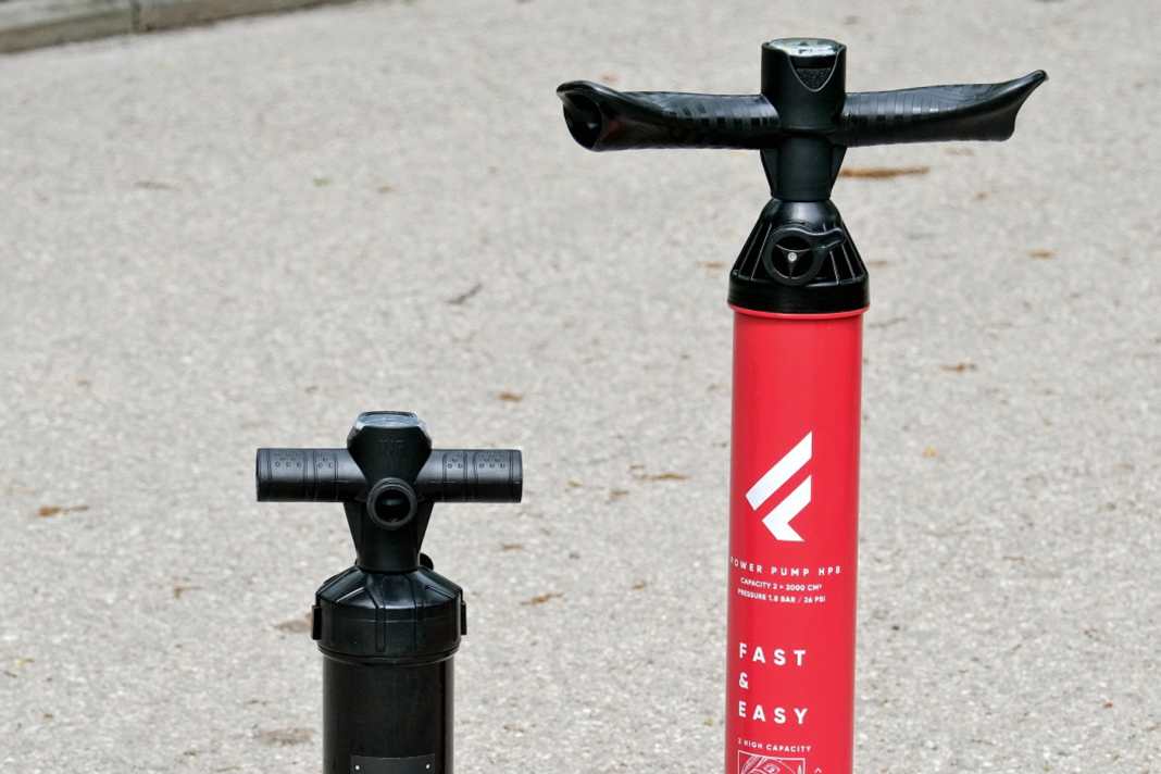 A compact pump from the range of accessories with foldable feet and screw-on handles (here from paddelbrett.de; €33.50) is significantly smaller than a typical standard pump and also manages the required pressure - it just doesn't inflate quite as quickly