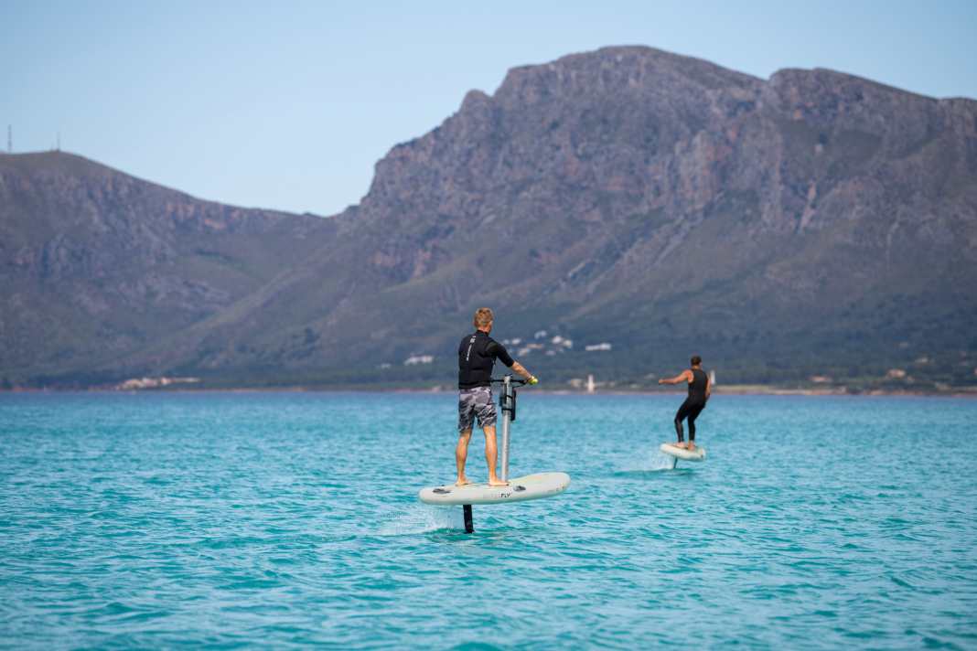 Hyperfly: Aerofoils erweitert das iBoard um Steuersäule mit Finger-Gashebel, Flaschen- ...