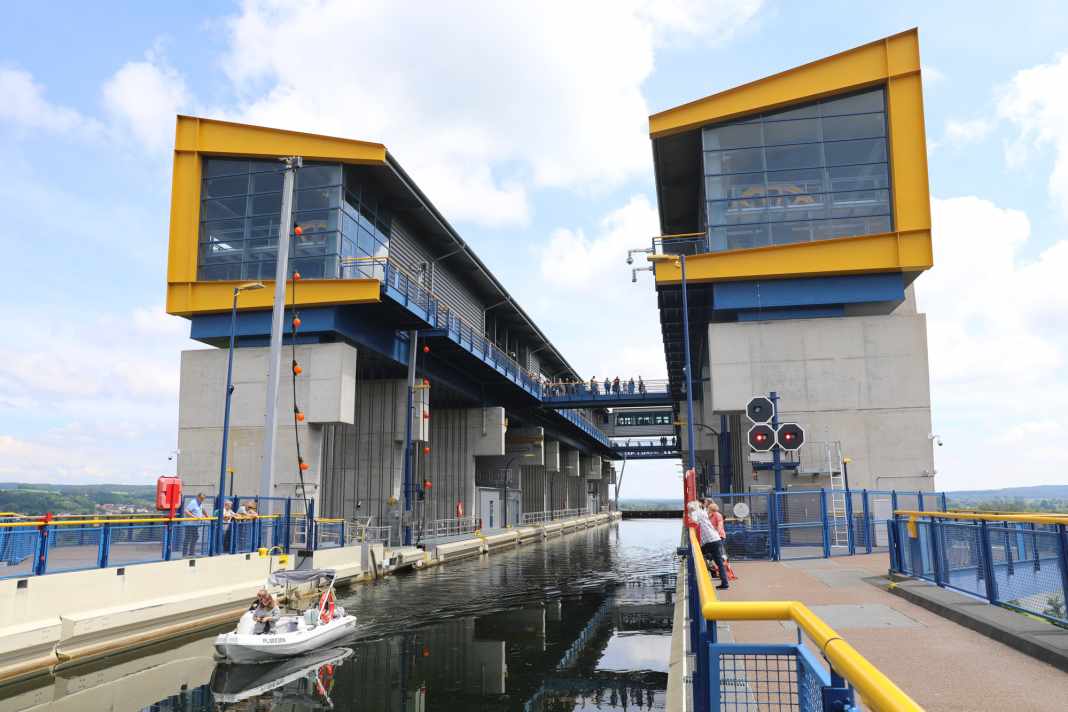 Zuschauermagnet Schiffshebewerk: Dank des größeren Trogs können jetzt längere und  höher beladene Schiffe die Havel-Oder-Wasserstraße nutzen