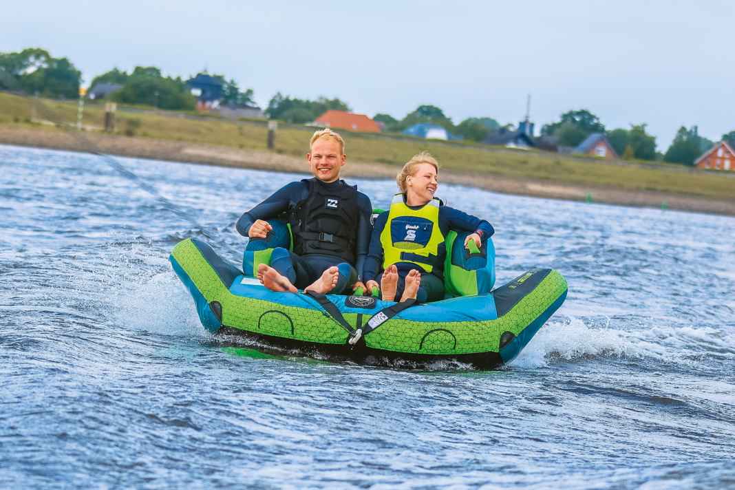 Beim Tubefahren muss der Bootsfahrer Kurven fahren