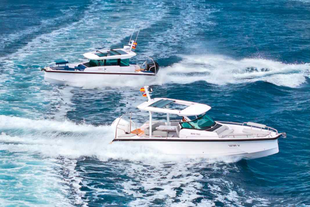 In the cabin version of the Axopar 29, you are protected from wind and waves. The Sun Top is the open version of the XC Cross Cabin. It is ideal for the summer