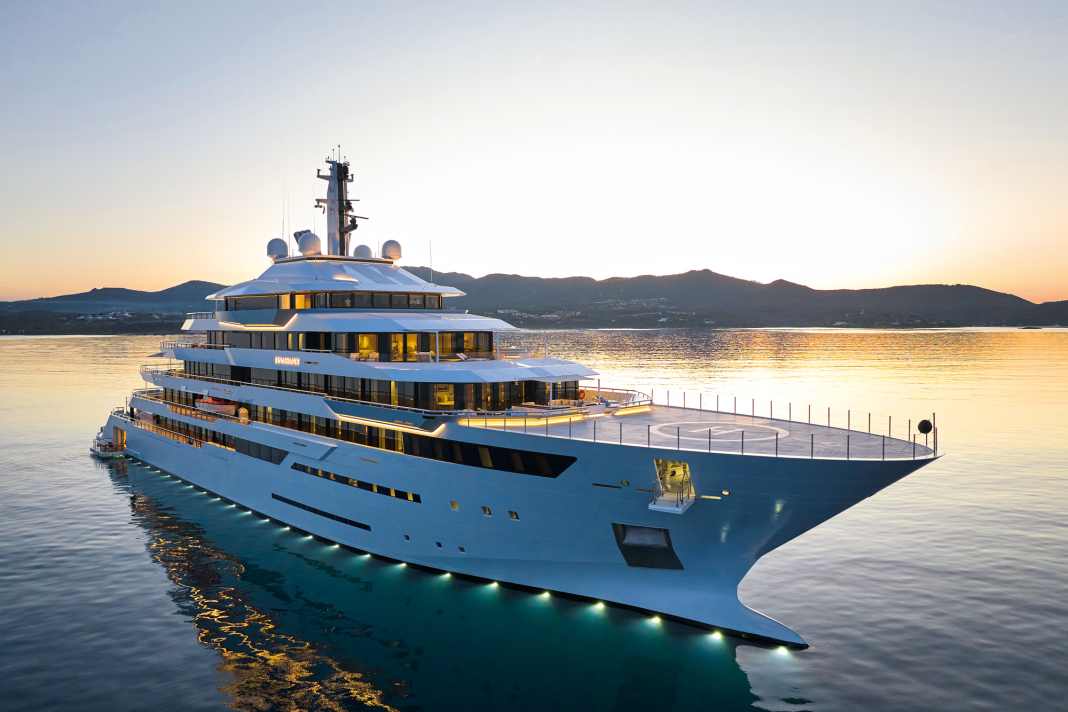 Ruhender Riese: Die Galizier von Freire Shipyard  bauten den Koloss nach  gestalterischen Vorgaben  von Bannenberg & Rowell.  Der 112-Meter-Kasko entstand in Norwegen.