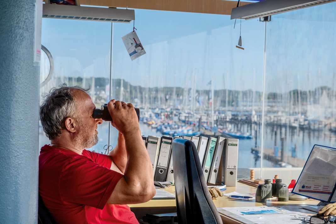 In the harbour master's office, Martin Renner. Modern booking systems show the harbour master the occupancy of the jetties in real time on the screen and simplify the management of free spaces.
