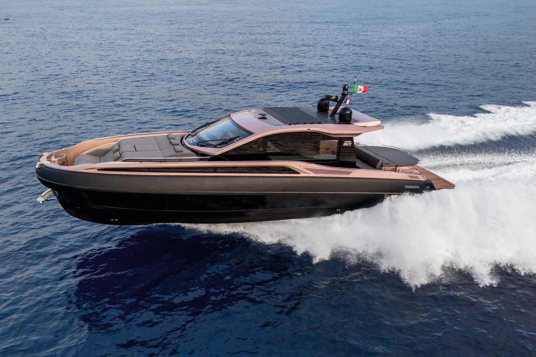 Rebel 50 G: Zwei IPS-Einheiten gestatten 36 Knoten. Für die Nutzung als Chaseboot spricht die umlaufende Fenderleiste – gefüllt mit Schaum statt Luft.