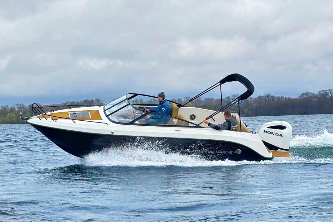 The dark hull with black anodised stainless steel parts has a sporty and modern look