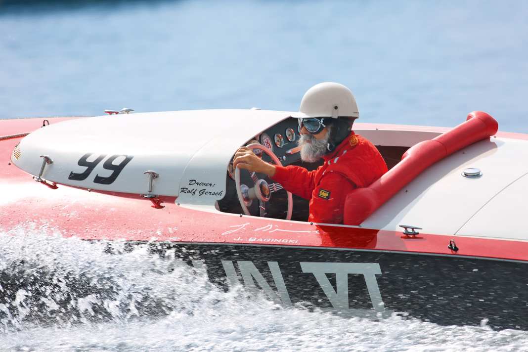Like most fast racers of the time, the "Berlin VI" with its almost flat floor does not turn sharply in curves, but throws beautiful spray to the sides, here with Rolf Gersch at the wheel