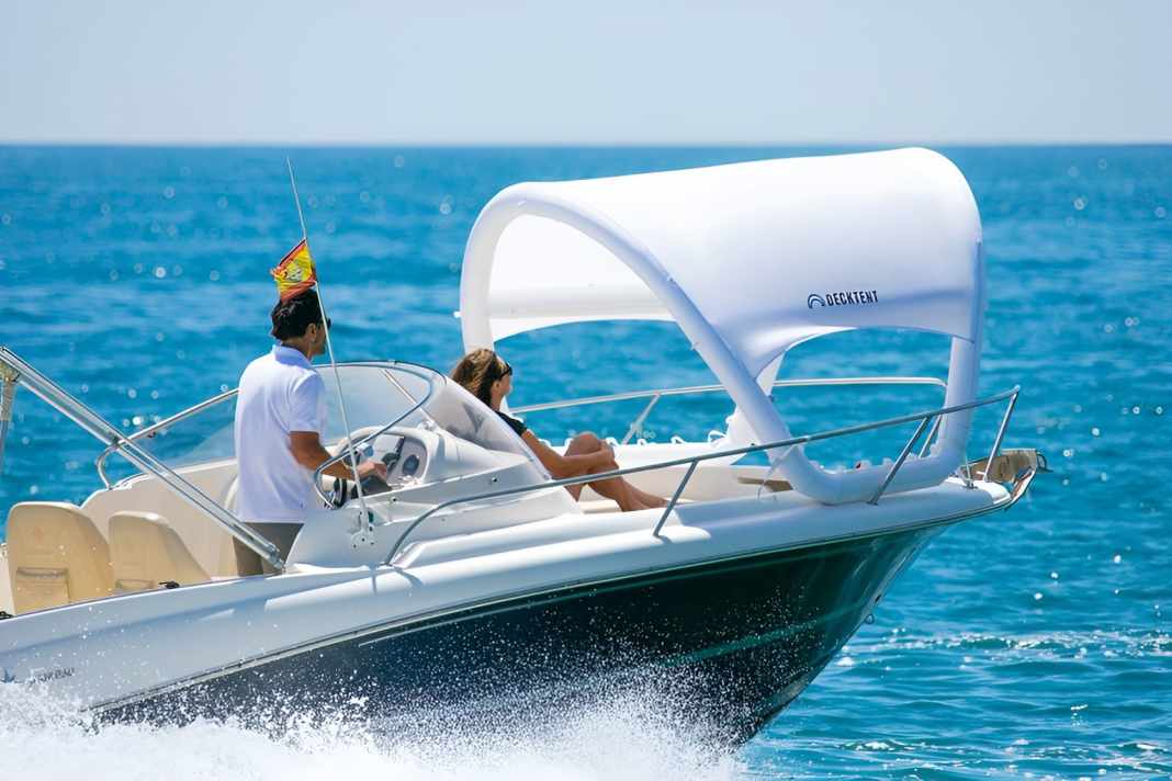 To inflate: The cover tent consists of a Dacron outer skin, a heat protection layer made of polyethylene (PE) and a tube made of thermoplastic polyurethane (TPU). TPU is also used in the manufacture of mobile phone covers, for example