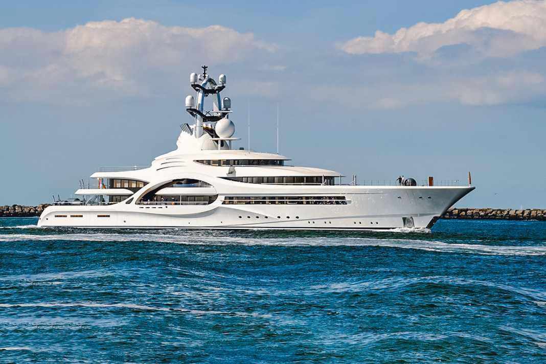 50. Anna: Feadships ehemaliges Flaggschiff orderte der russische Oligarch und Mehrheitseigner von AS Monaco Dmitry Rybolovlev. Nach der Ablieferung zog es das auffällige Michael-Leach-Design mehrmals nach Amsterdam, bevor es auf eine ausgedehnte Weltreise mit Stopp auf Tahiti ging. Zu den besonderen Features von „Anna“ zählt ein 19 Meter langer Kunstrasenplatz auf dem Vordeck.