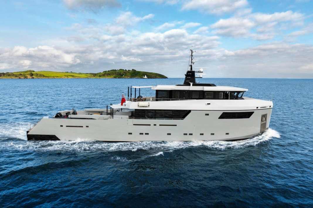 Das britische Brokerhaus bringt mehrere Formate nach Monaco. Darunter der bei Pendennis gebaute 34,90-Meter-Kompaktexplorer „FOX“, der auf den Rechnern des Designstudios Q London entstand