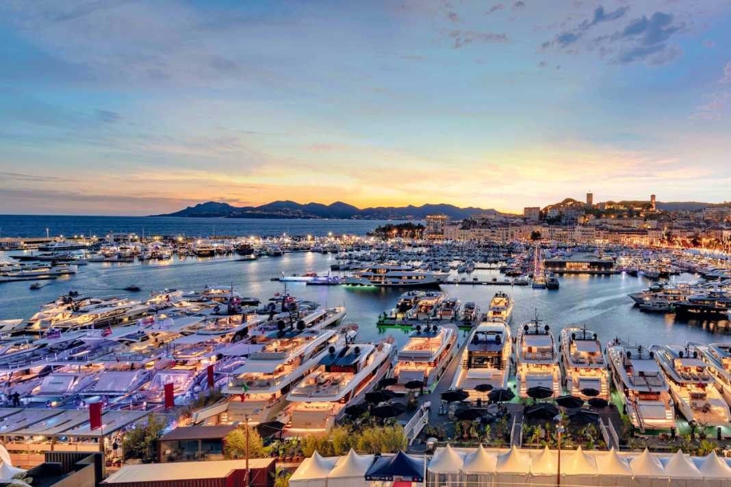 Volle Häfen: Zum Cannes Yachting Festival machen jeweils 350 Yachten im Vieux Port und im Porto Canto fest. An der Superyacht Extension liegen die größten Exponate, allen voran die 45 Meter lange Tankoa T450. Die Werftengruppen besetzen den Kai vor dem Palais des Festivals.