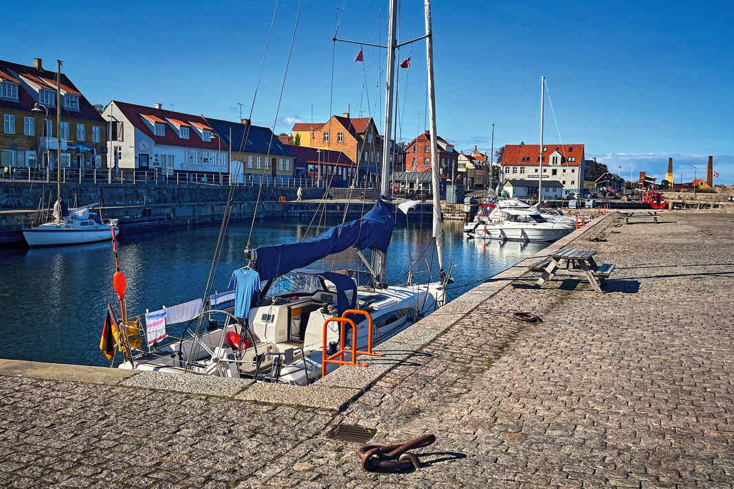 So viel Platz hat man in beliebten Häfen wie Allinge im Nordwesten Bornholms nur außerhalb der Hauptsaison. Ansonsten sind Päckchen die Regel in den überschaubaren Becken