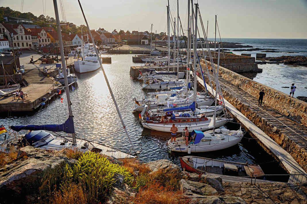 Un traghetto passeggeri collega Gudhjem, nel nord, alle Isole dei Piselli.