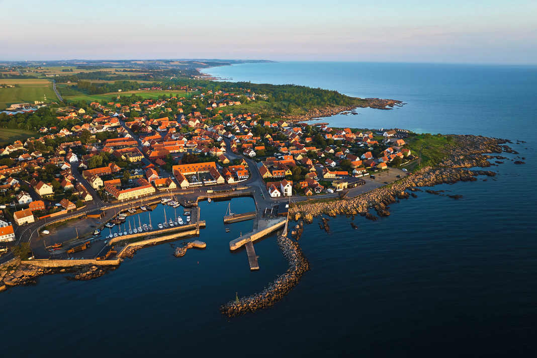 Le port de Svaneke, à l'est de Bornholm. La côte rocheuse rappelle à quel point la proximité avec la Suède est grande - à bien des égards