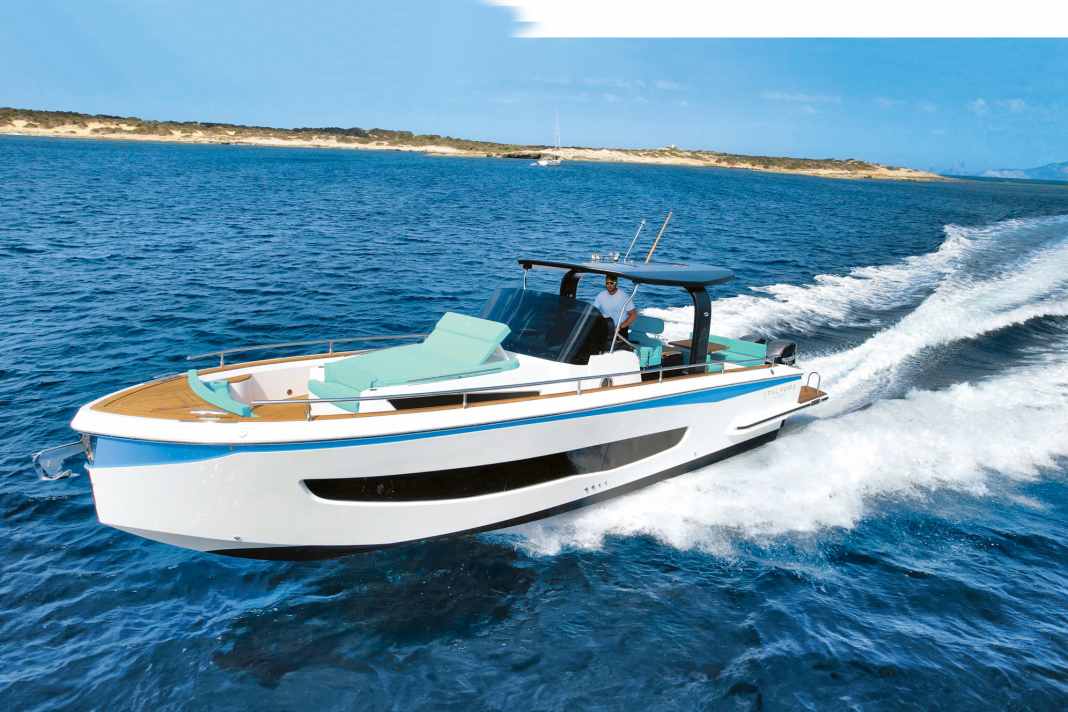 Teak, teak and more teak. Anyone who loves fine wood will get their money's worth with this design. Before Mallorca, the boat had to undergo a test by the Boote editorial team