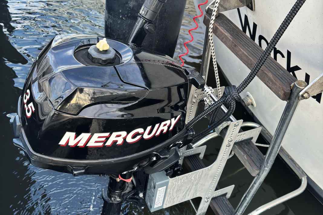 The emergency bracket for the outboard motor