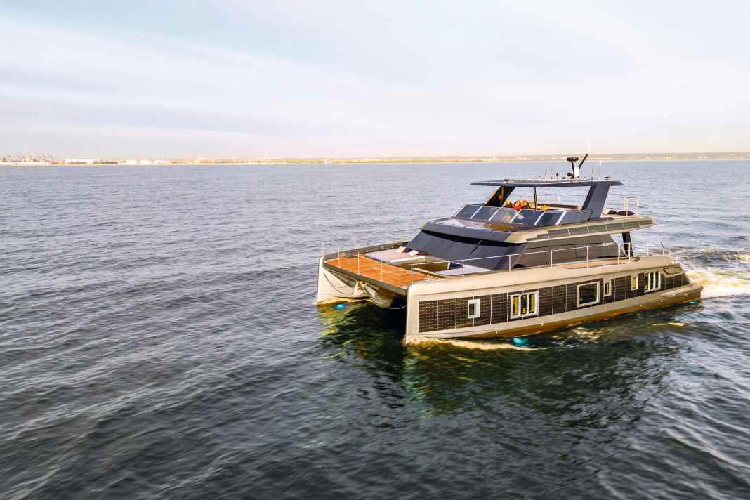 Quiet on board: Fernando Alonso emits few emissions with his 18-metre-long E-Cat from Sunreef (example image) and ...