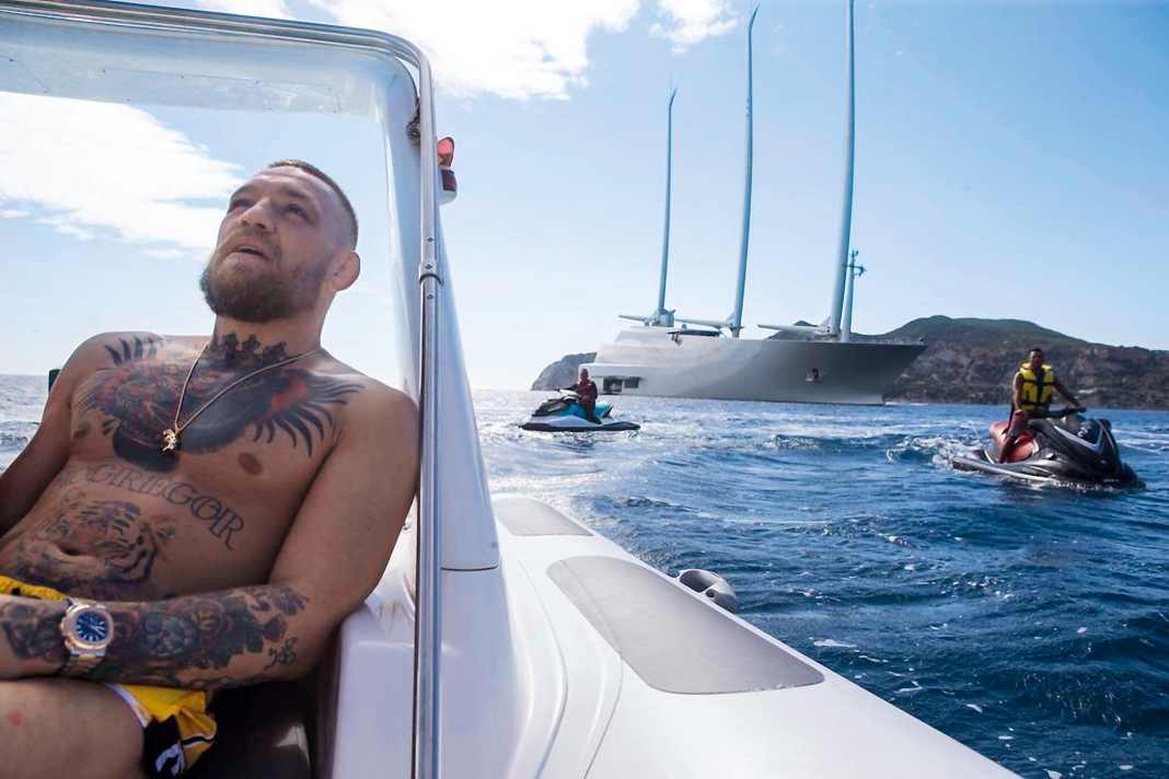 Yachting-Lifestyle: Conor McGregor sonnt sich im Tender der 37-Meter- Sunseeker „Devocean“ und lässt „Sailing Yacht A“  achteraus. Der Kampfsport- Profi bereedert derzeit  ein Powerformat