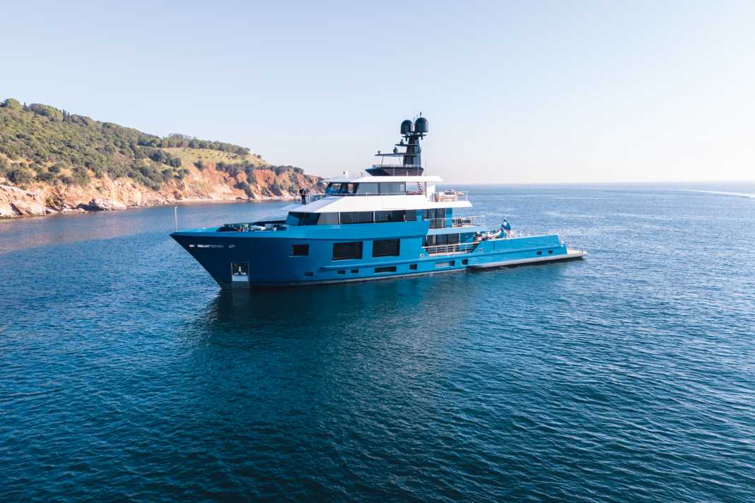 High bow, long aft deck: the striking Explorer silhouette was designed by Gregory C. Marshall. The crow’s nest rises 16 metres into the sky. The Turkish Dunya shipyard welded the 528-tonne vessel together in its halls near Istanbul