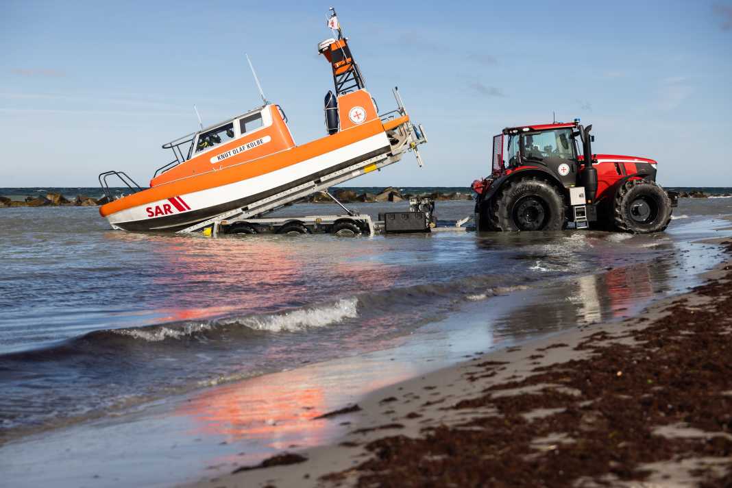 The "Beachen": The "Knut Olaf Kolbe" is slipped into the Baltic Sea using a special tilting trailer
